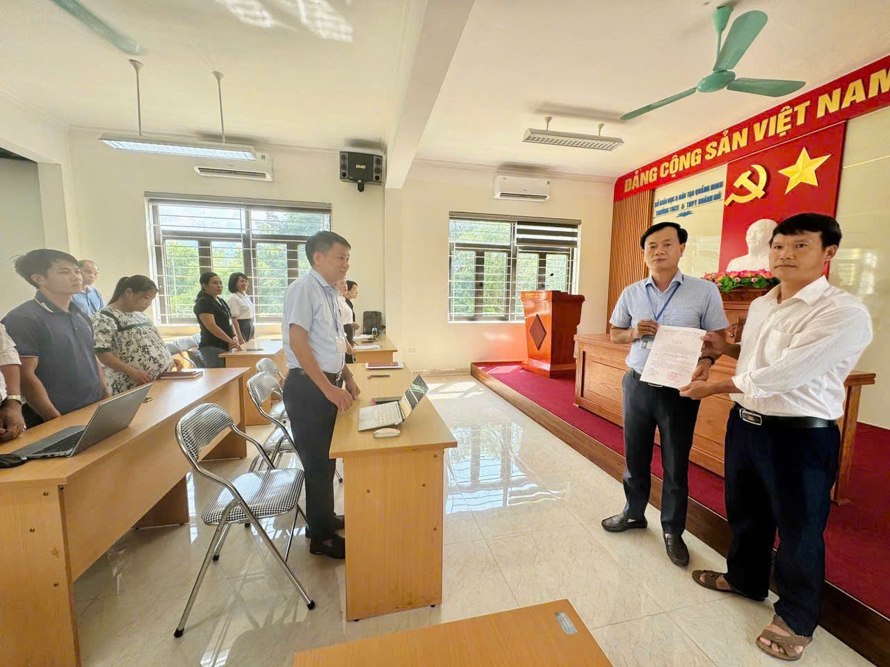 Đồng chí Đặng Quốc Việt - Bí thư Chi bộ, Hiệu trưởng nhà trường trao Quyết định cho Đảng viên mới Lý Xuân Cảnh