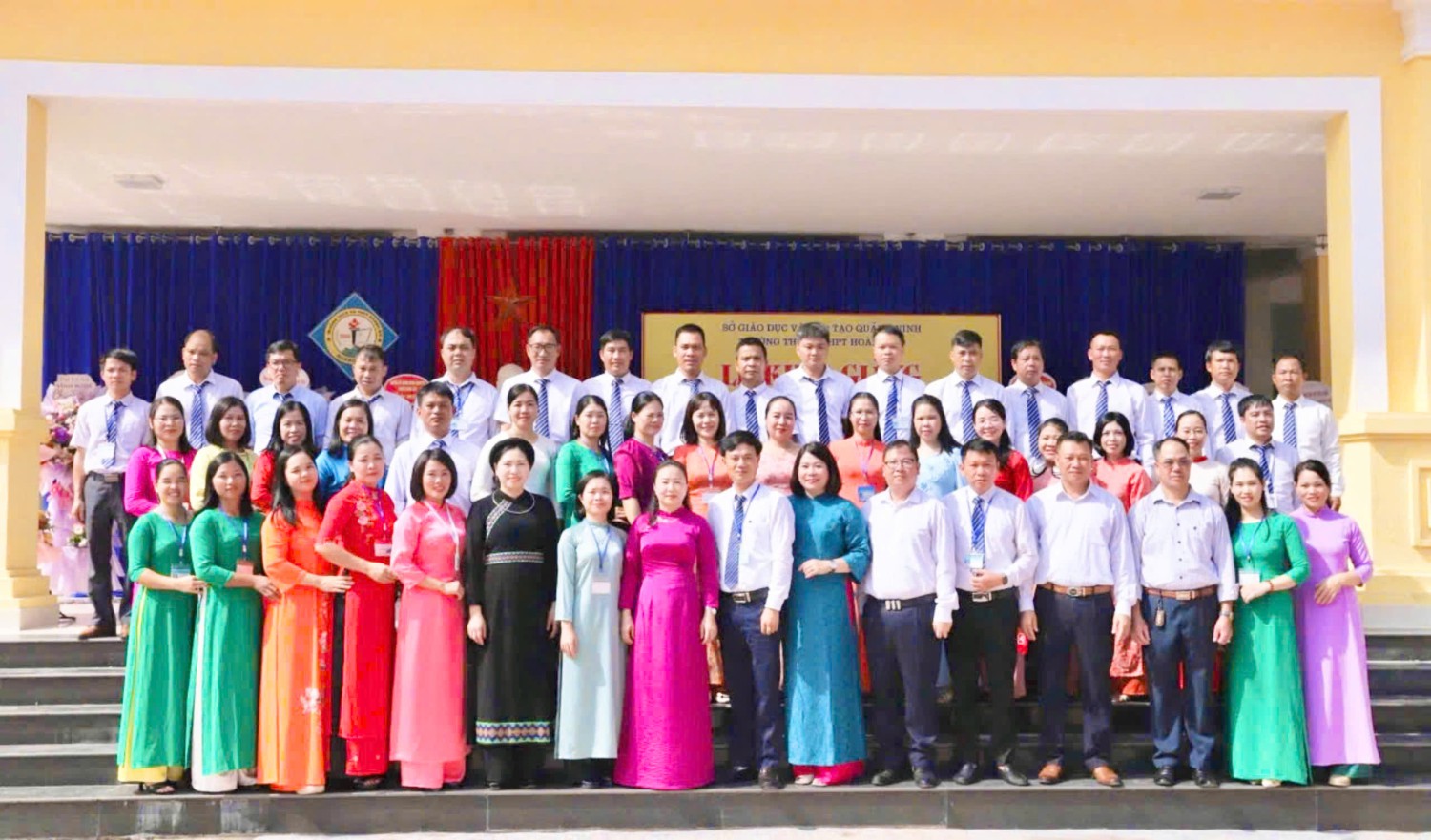 Các vị đại biểu, khách quý chụp ảnh lưu niệm cùng cán bộ, giáo viên, nhân viên nhà trường